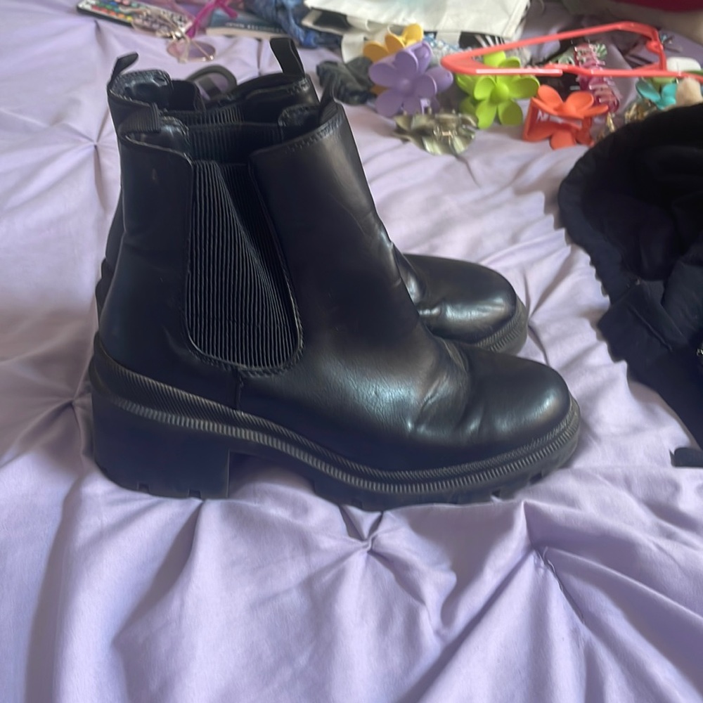 Black universal thread boots